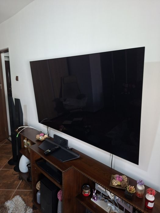 Tv Lg Oled seria Bx diagonala 164 cm, il detin de aproximativ 4 ani merge impecabil fara retentie  de imagine si  nici cel mai mic semn de Burn In .