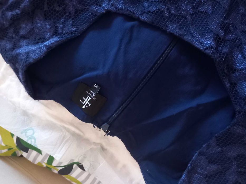 Синя дантелена рокля