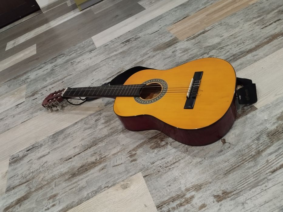 Продавам класическа китара