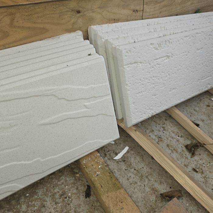 Placi decorative din ciment alb si agregate de marmura