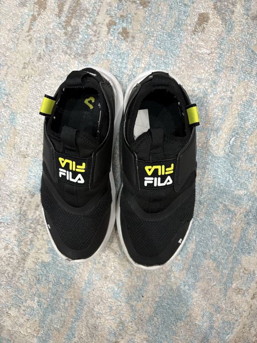 черные кроссовки FILA