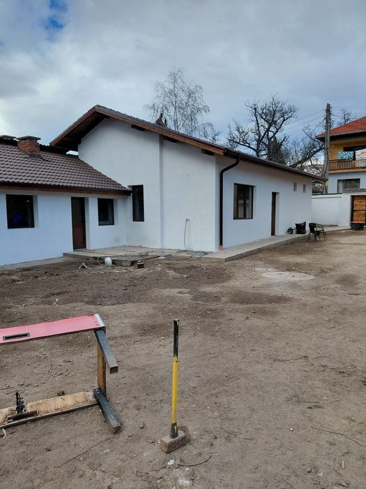 Къща с двор и гараж