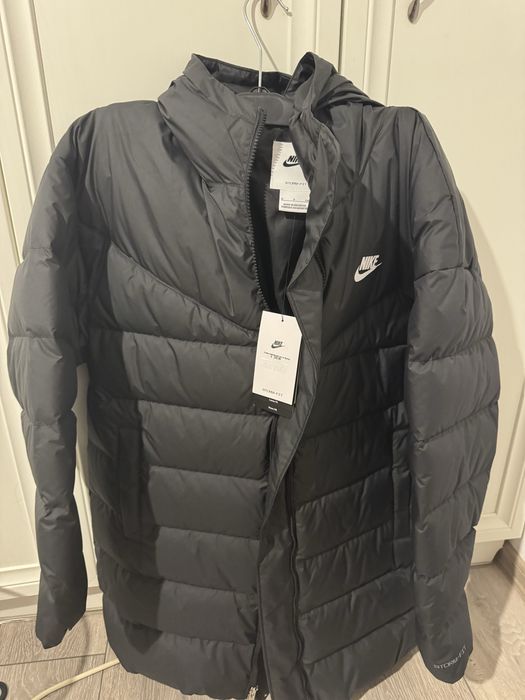 Чисто ново яке Nike