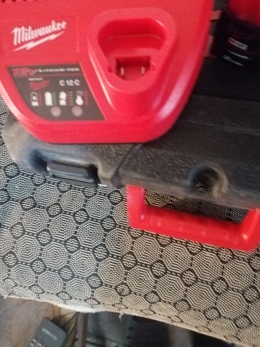 Milwakee m12 cu 2 acum incarcator noua