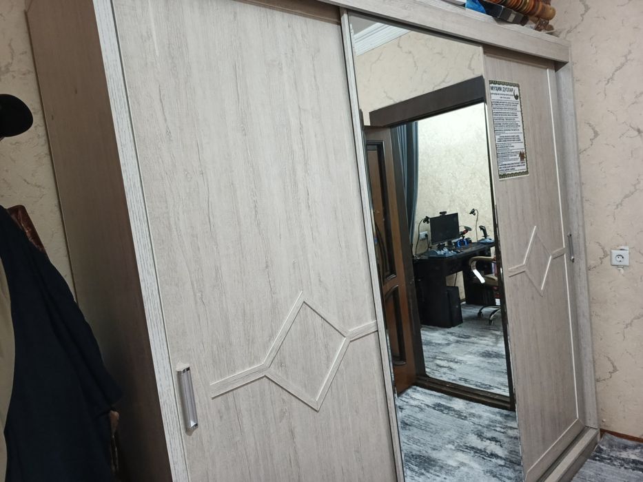 Kuxnni garnitur sotiladi