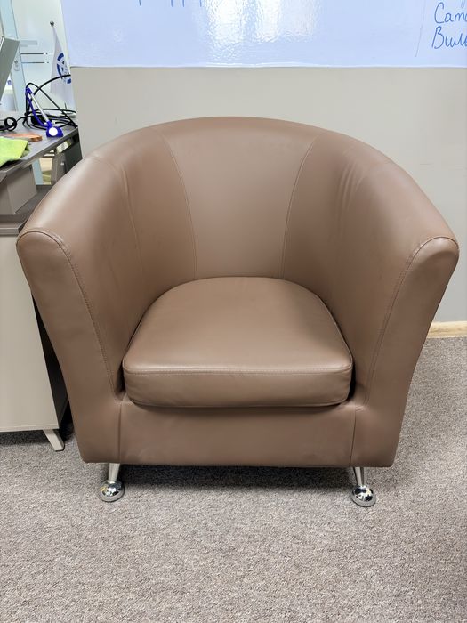 удобное кожанное кресло