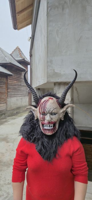 Masca krampus prelucrata manual din lemn cu coarne de cerb african
