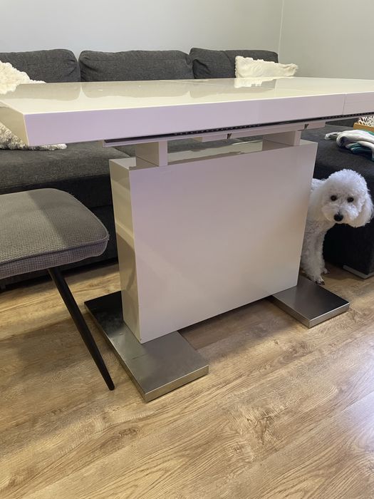 Трапезна маса от бял гланц