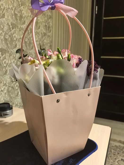 Продам композицию роз в коробке