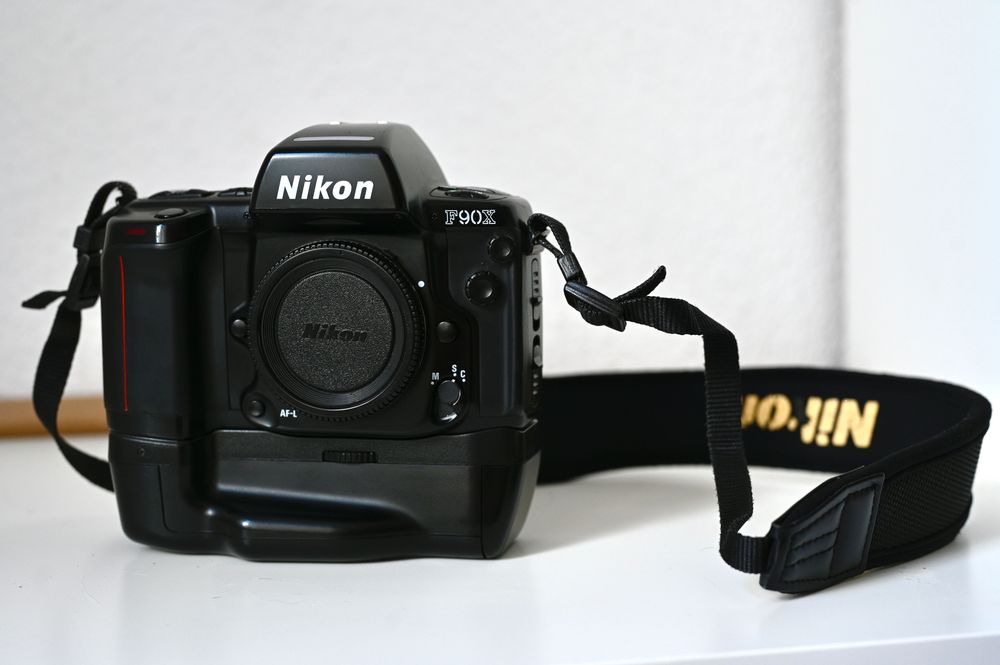 Aparat foto pe film Nikon F90X cu motor MB-10 stare perfecta