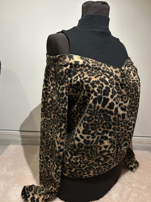 Елегантна дамска блуза с ефектен леопардов десен.