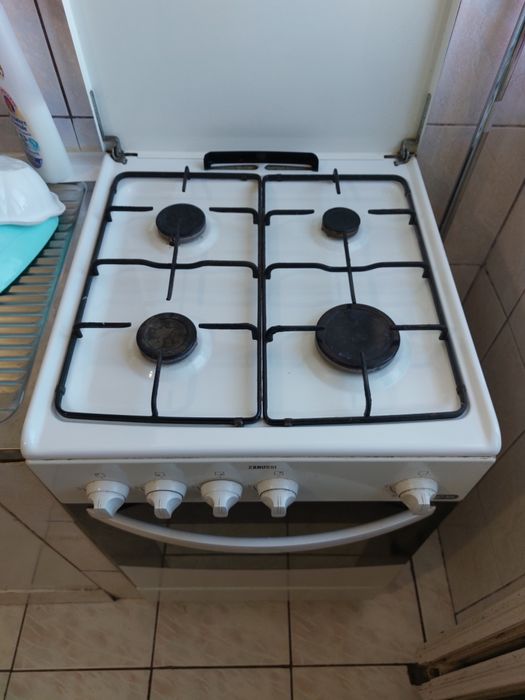 Vând aragaz Zanussi