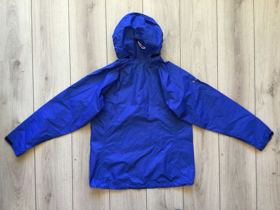 НОВА дамско синьо яке ветровка горнище BERGHAUS Goretex размер 12 / М