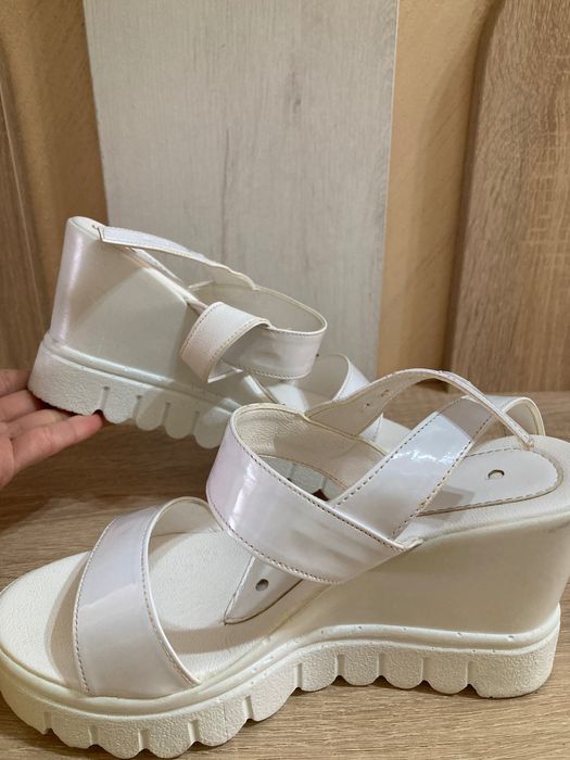 Дамски бели сандали