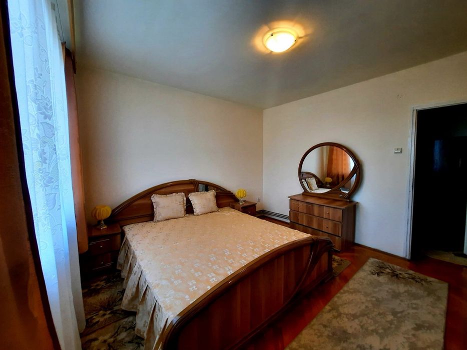 Inchiriez apartament cu doua camere,zona podgoria