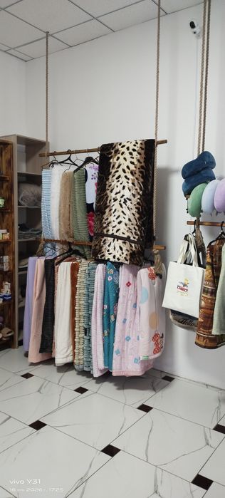 Торговые полки и оборудование.