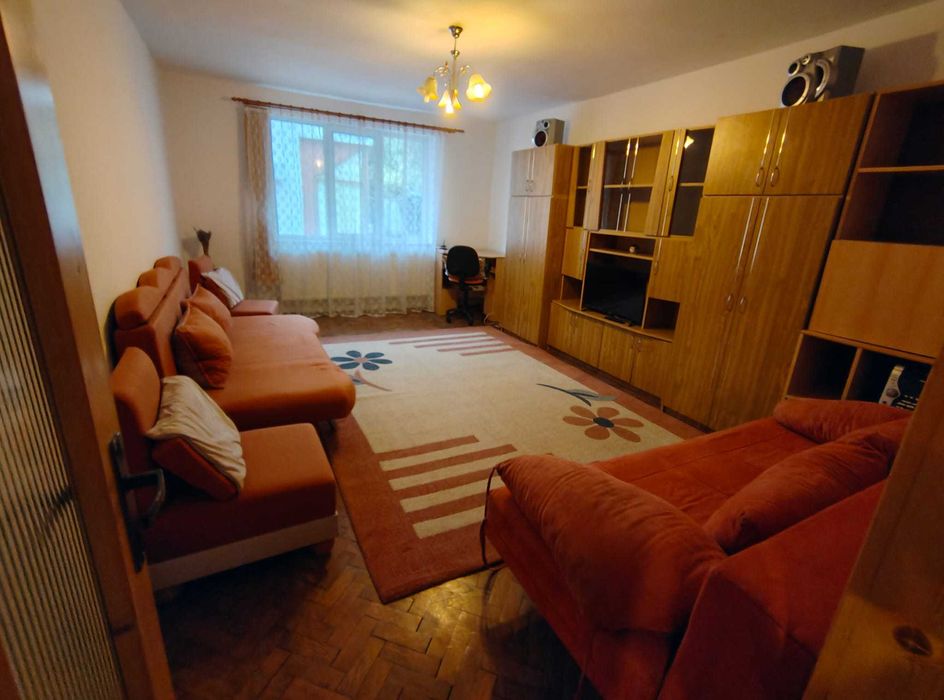 Apartament cu 3 camere de închiriat