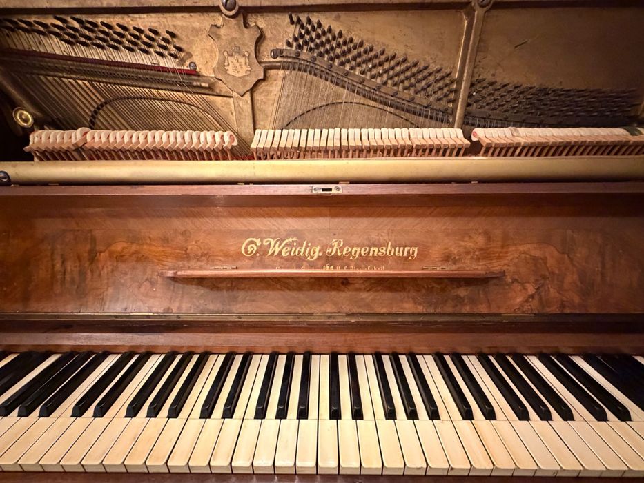 Vând pianina veche de colecție