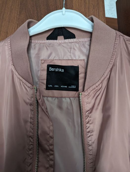 Продам новую ветровку-бомбер Bershka