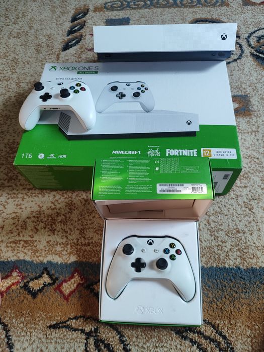 XBOX ONE S с двумя джойстиками