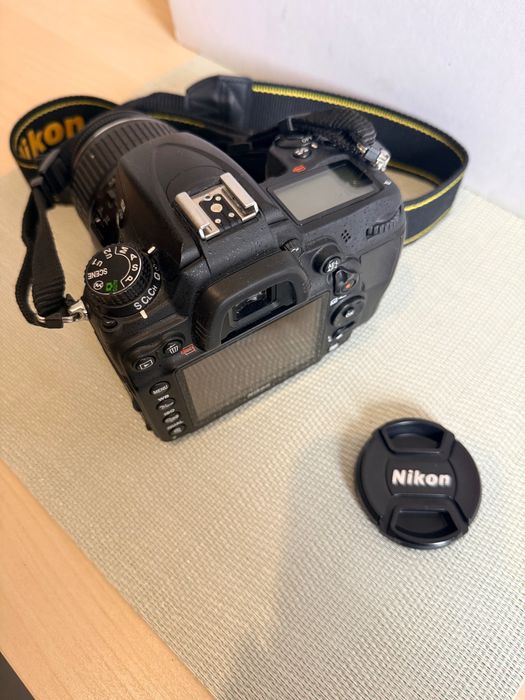 Nikon D7000 + obiectiv Nikon 18-55mm f/3.5-5.6