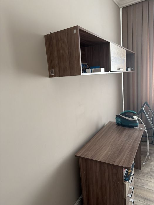 Продам детскую, со столом и полкой