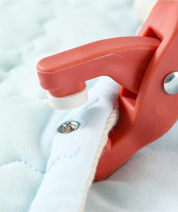 Уред за поставяне на Тик Так копчета