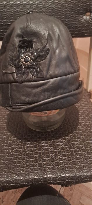 Шапки женские.Черные и красные.