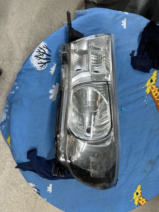 Far stânga toyota  hylux.