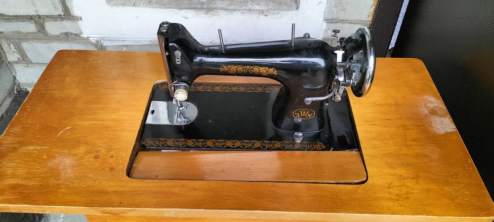 Ножная швейная машина СССР