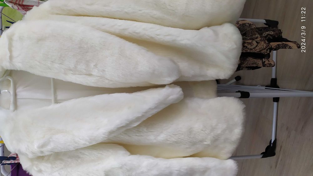 Продавам дизайнерско късо бяло палто шито по поръчка.