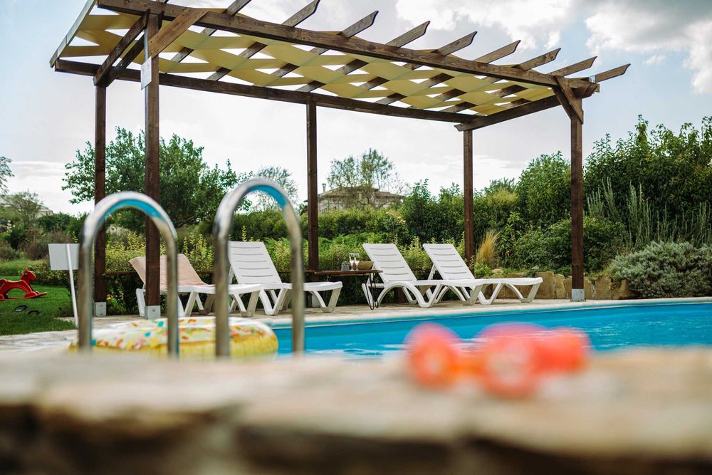 Луксозна къща с басейн, голям двор - парк, лятна веранда