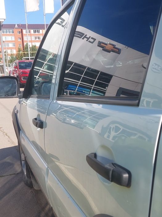 Машина шевролет нива