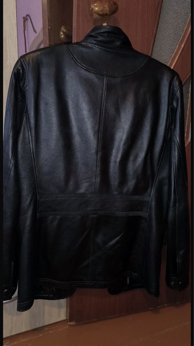 Продам кожанную куртку 48 размера