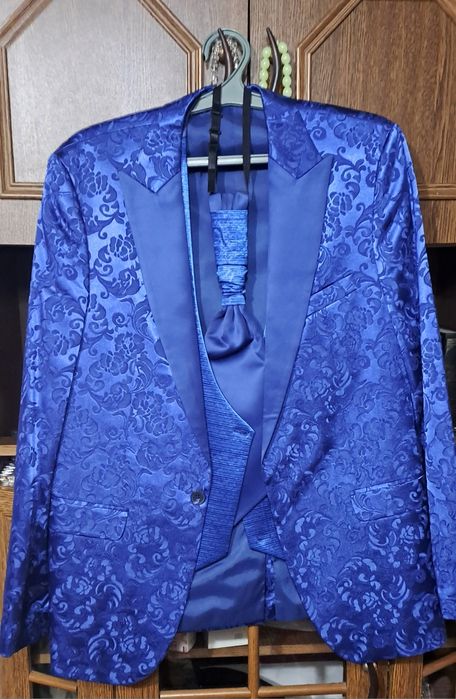 Продам  Муж  костюм  52  размер