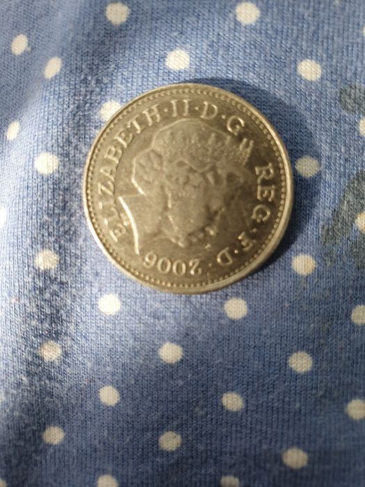 Vând monede cu regina Elisabeta din 2002 și 2006