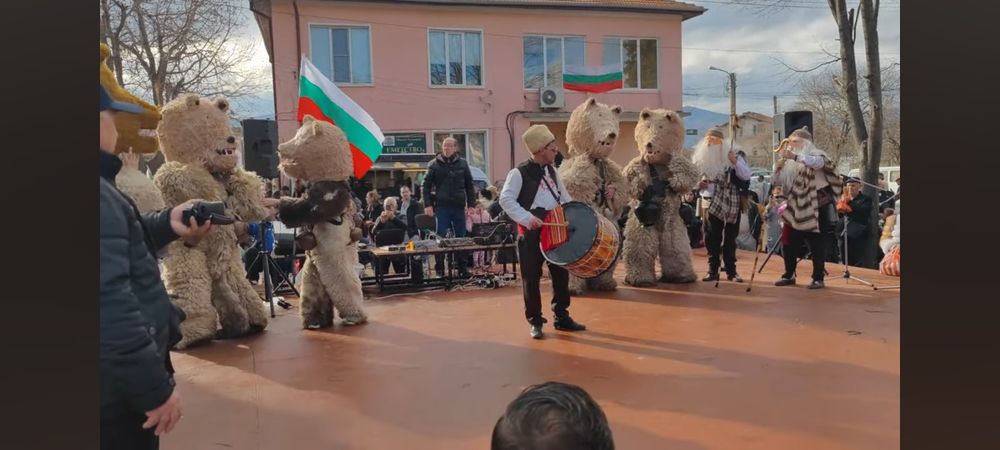 Кукерски маски мечки. Продават се !