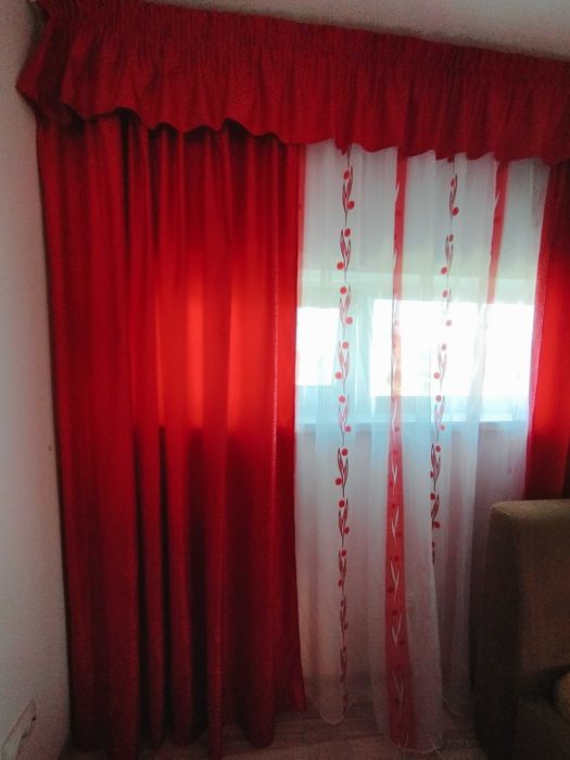 Vând perdea, draperie, șine cu roșu 820 cm