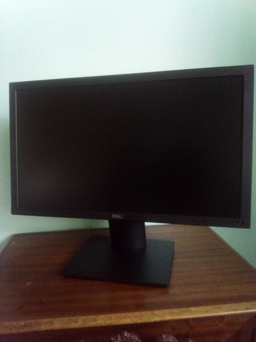 Продавам монитор DELL E2020H