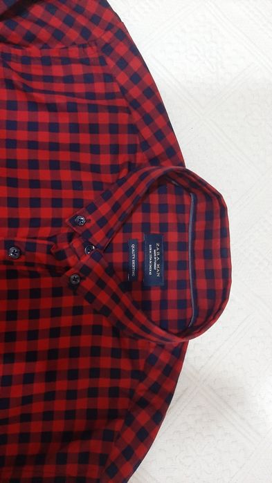 Cămașă Zara Man marimea M model in carouri rosu cu negru.
Dim.lg.78 cm