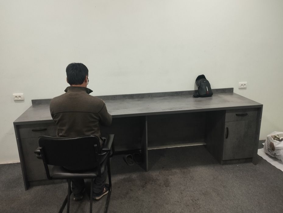 Office mebel stol i stenka