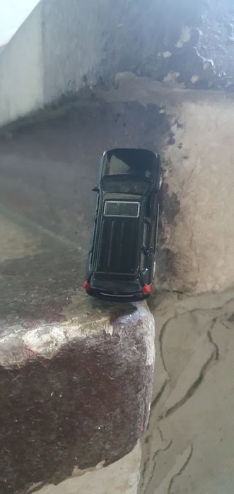 Maşină de jucărie neagră