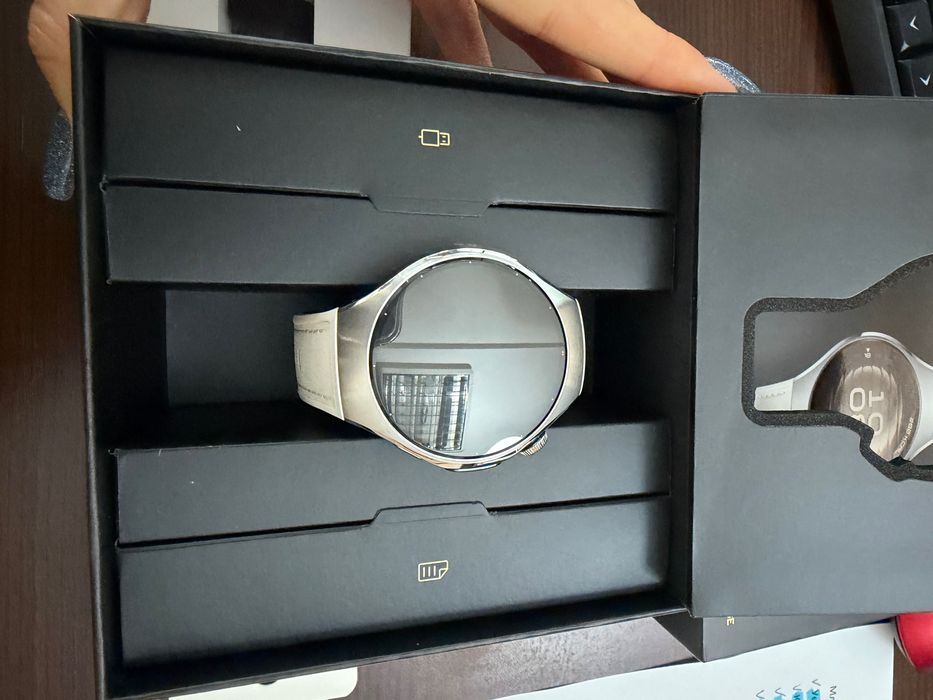 HUAWEI Watch 5 - 42mm White + черна каишка