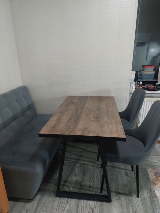 Продам стол со стульями и диванчик