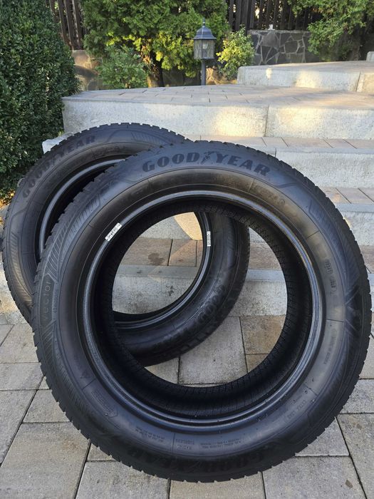 Vând 2 anvelope Goodyear Vector 4Seasons G3 SUV, 225/60 R17 103V XL (450 lei/bucată!)