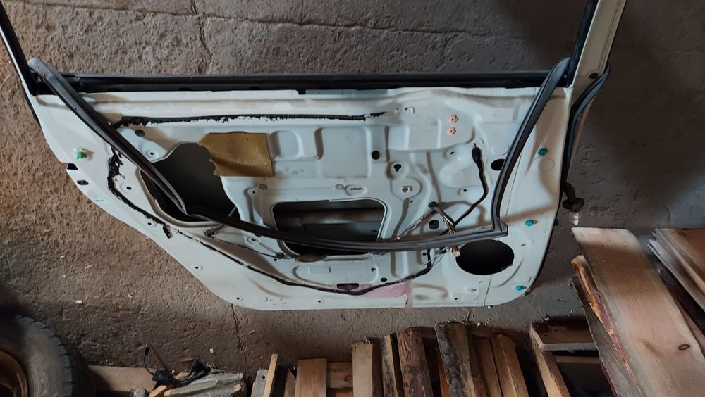 Продам дверь на тойота.