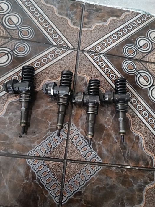 Vând 4 injectoare wv 131 cp