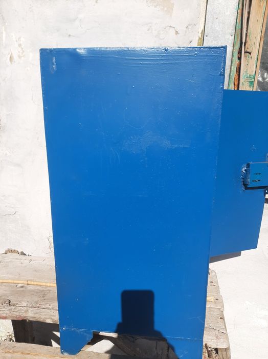 Продаётся сейф металлический.