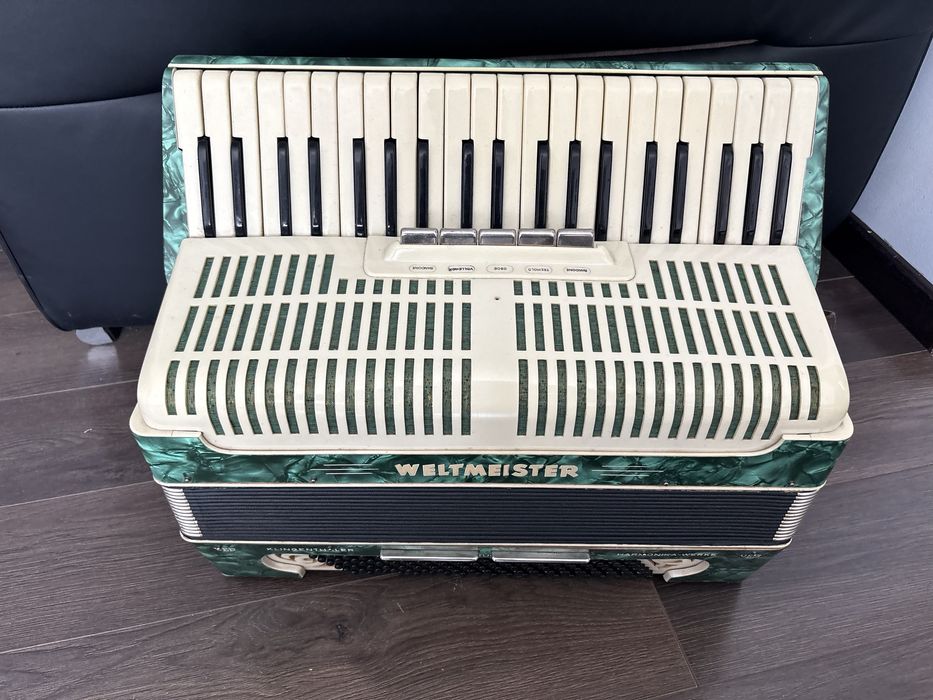 Acordeon nemtesc Weltmeister cu 120 de basi