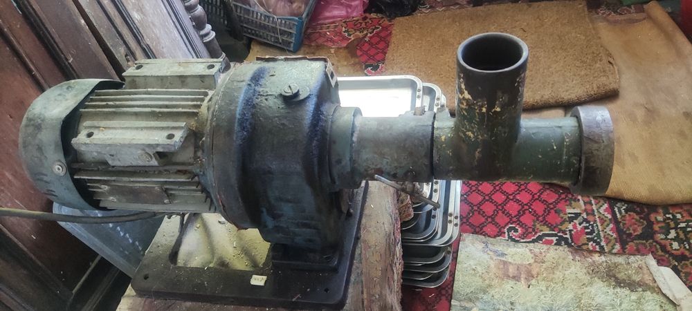 Продается мясарубка и листы